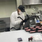 和牛女子はライブ配信でお肉を販売しています。